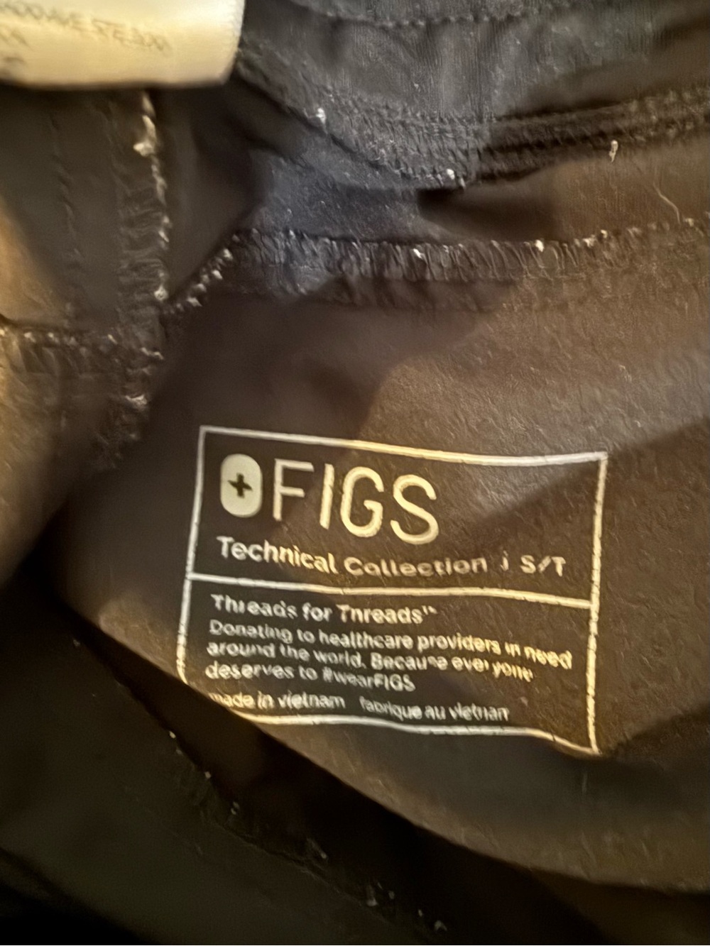 FIGS Black Scrub Set - Picture 5 of 5